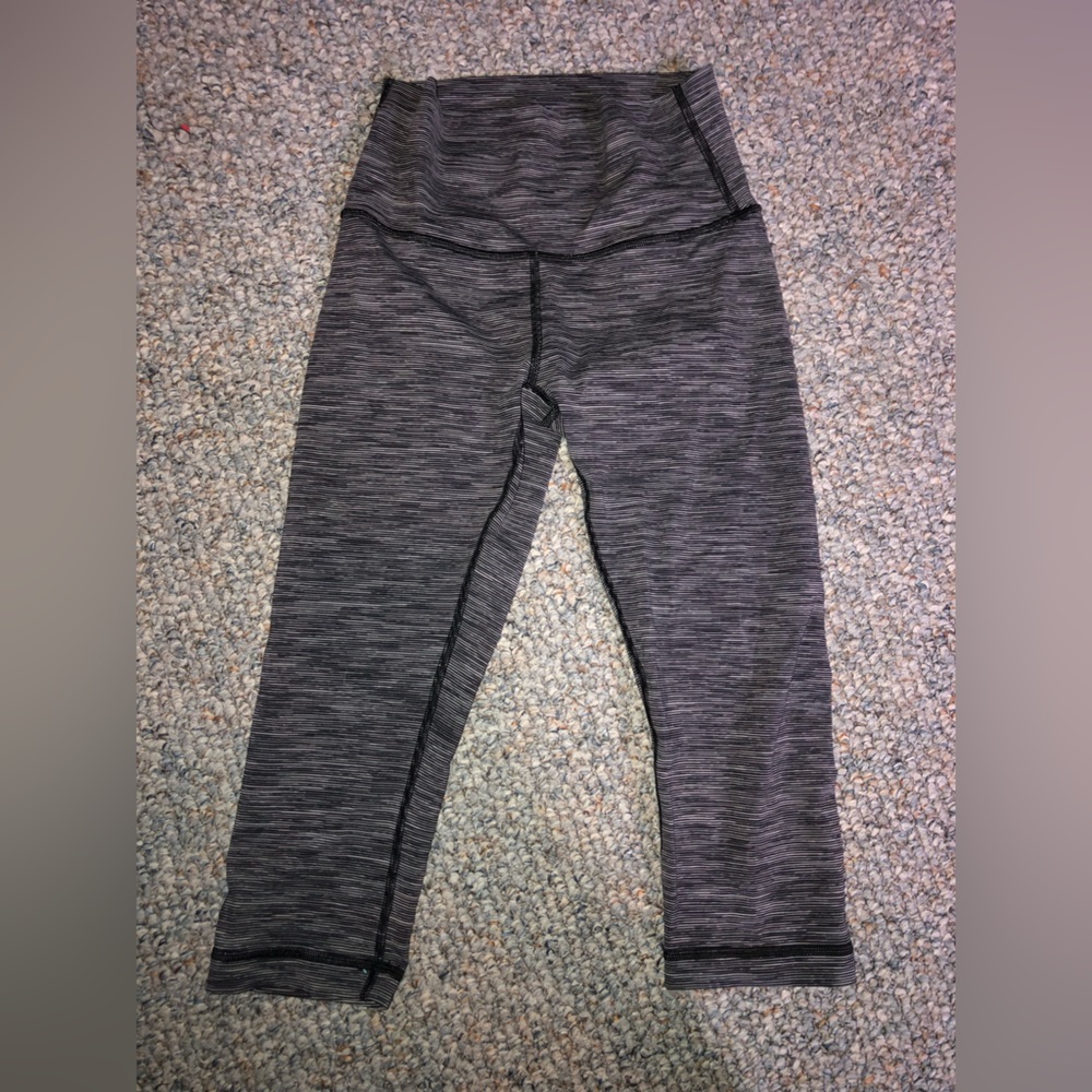 Size 4 LULULEMON cropped leggings